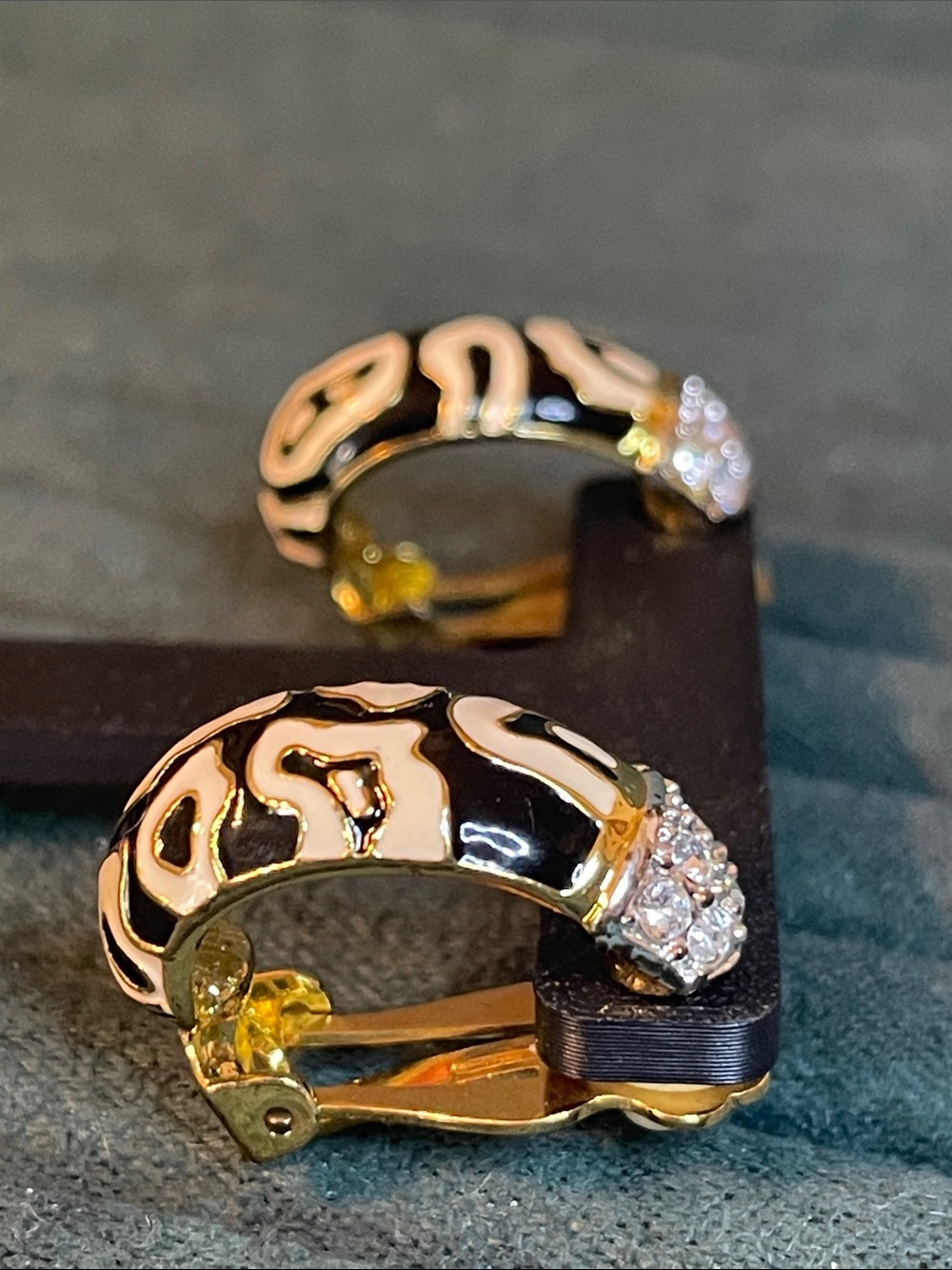 Vintage Joan Rivers Gold-Plated Swarovski Crystal Animal Print Clip On Earrings - Picture 7 of 10